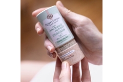 Image Two hands holding the Respectueuse deodrant stick.